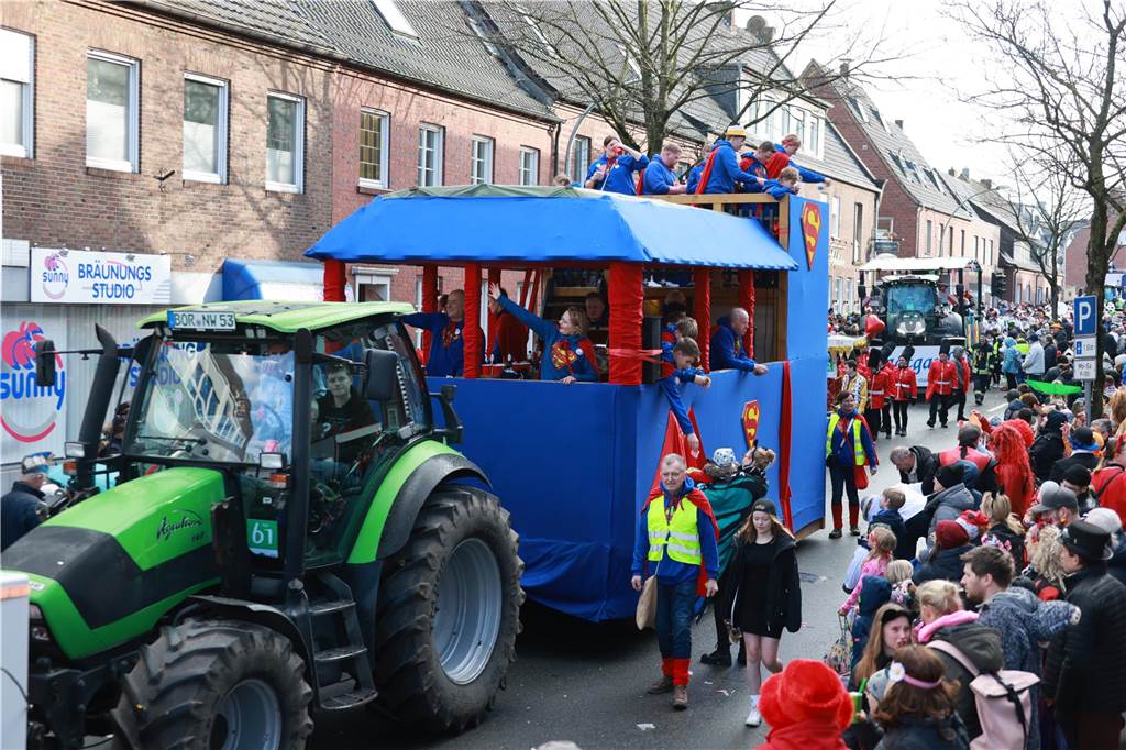 Fotos vom Rosenmontag: So haben die Stadtlohner Narren ihr Sessionsfinale gefeiert Die letzte große Karnevalsparty: 70 Zugnummern sind beim großen Rosenmontagsumzug durch Stadtlohn gefahren – und alle haben zusammen auf den Straßen gefeiert.