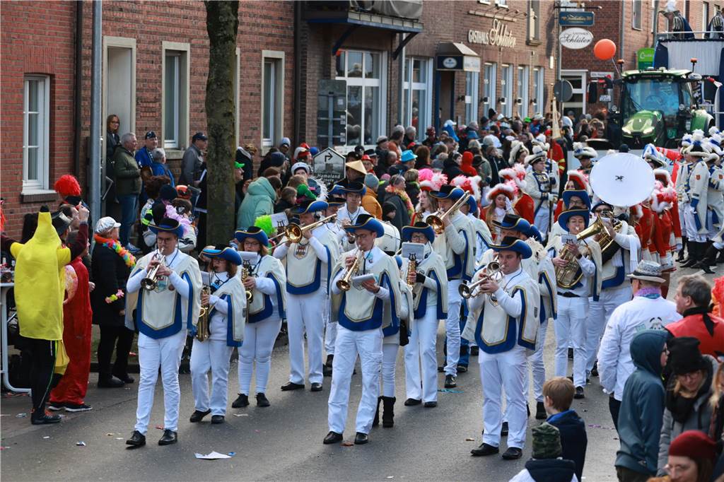 Fotos vom Rosenmontag: So haben die Stadtlohner Narren ihr Sessionsfinale gefeiert Die letzte große Karnevalsparty: 70 Zugnummern sind beim großen Rosenmontagsumzug durch Stadtlohn gefahren – und alle haben zusammen auf den Straßen gefeiert.
