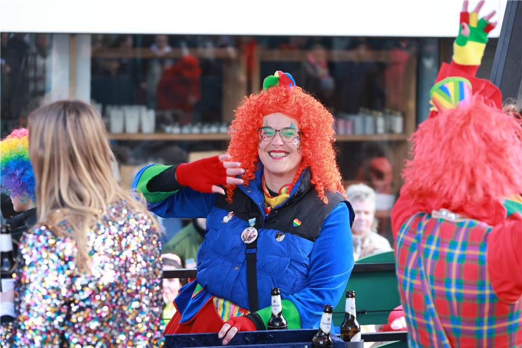 Fotos vom Rosenmontag: So haben die Stadtlohner Narren ihr Sessionsfinale gefeiert Die letzte große Karnevalsparty: 70 Zugnummern sind beim großen Rosenmontagsumzug durch Stadtlohn gefahren – und alle haben zusammen auf den Straßen gefeiert.