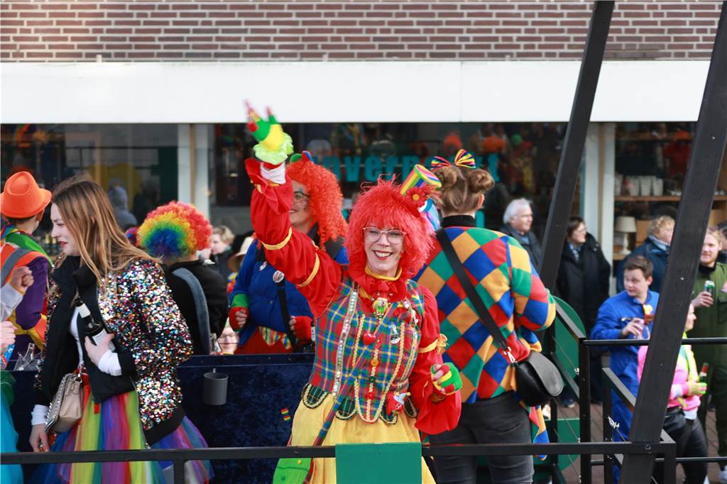 Fotos vom Rosenmontag: So haben die Stadtlohner Narren ihr Sessionsfinale gefeiert Die letzte große Karnevalsparty: 70 Zugnummern sind beim großen Rosenmontagsumzug durch Stadtlohn gefahren – und alle haben zusammen auf den Straßen gefeiert.