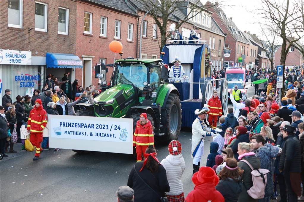 Fotos vom Rosenmontag: So haben die Stadtlohner Narren ihr Sessionsfinale gefeiert Die letzte große Karnevalsparty: 70 Zugnummern sind beim großen Rosenmontagsumzug durch Stadtlohn gefahren – und alle haben zusammen auf den Straßen gefeiert.
