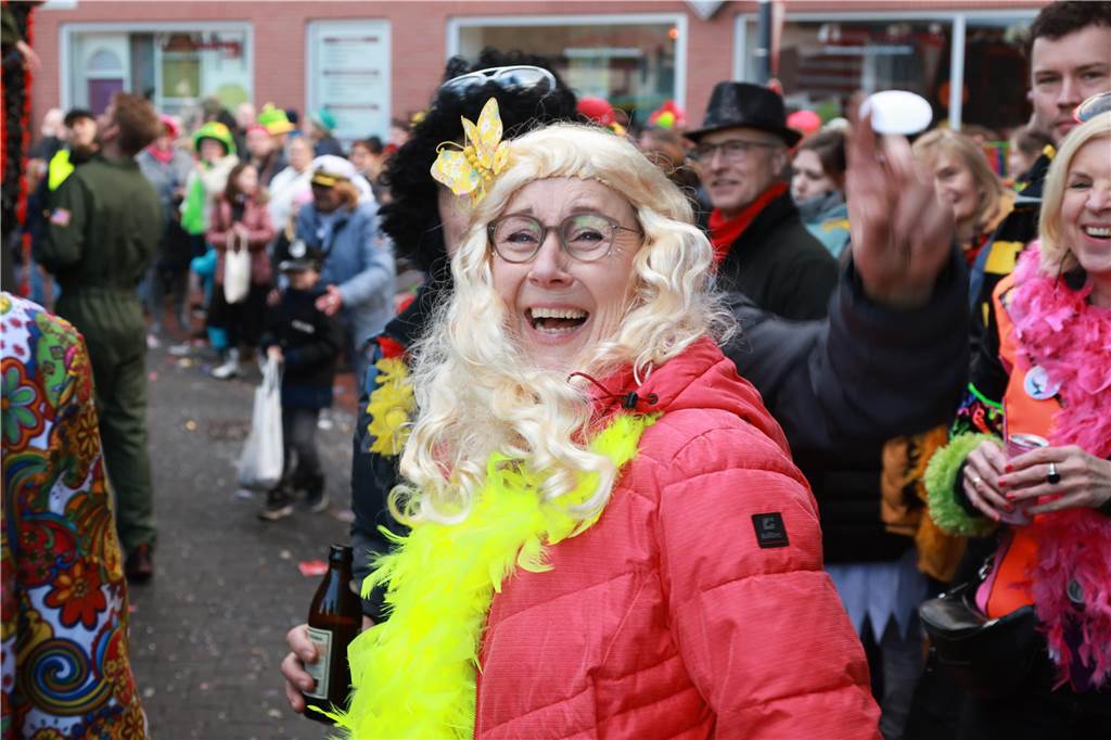 Fotos vom Rosenmontag: So haben die Stadtlohner Narren ihr Sessionsfinale gefeiert Die letzte große Karnevalsparty: 70 Zugnummern sind beim großen Rosenmontagsumzug durch Stadtlohn gefahren – und alle haben zusammen auf den Straßen gefeiert.
