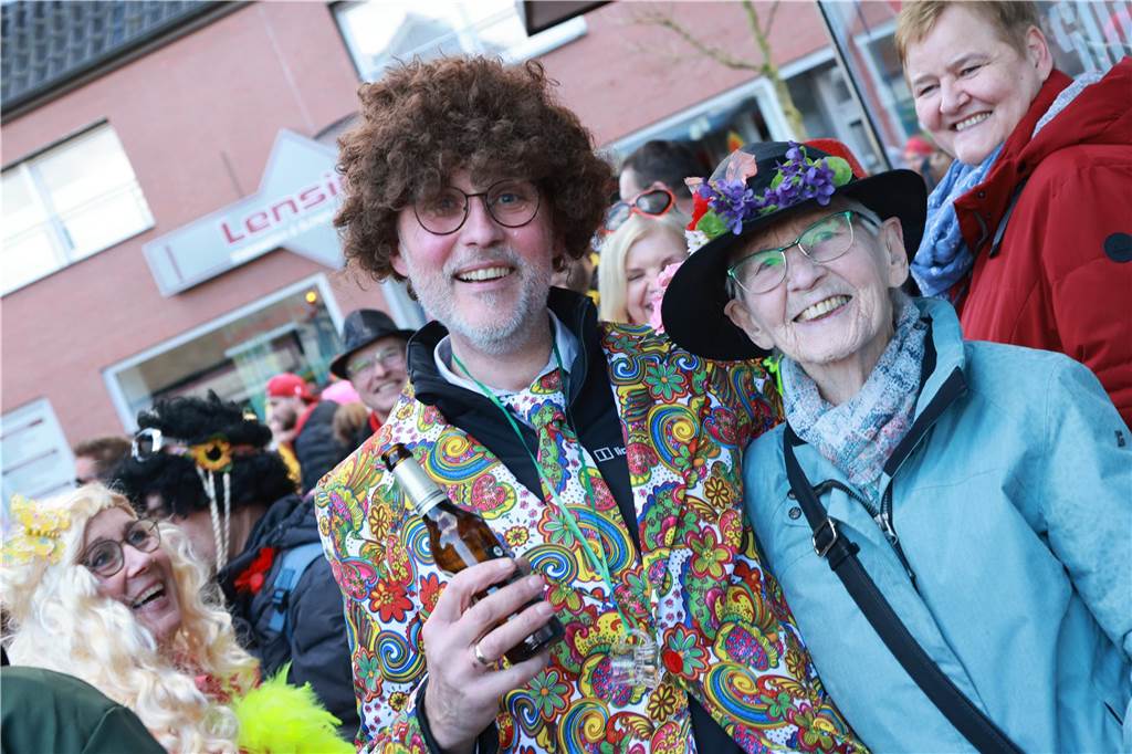 Fotos vom Rosenmontag: So haben die Stadtlohner Narren ihr Sessionsfinale gefeiert Die letzte große Karnevalsparty: 70 Zugnummern sind beim großen Rosenmontagsumzug durch Stadtlohn gefahren – und alle haben zusammen auf den Straßen gefeiert.