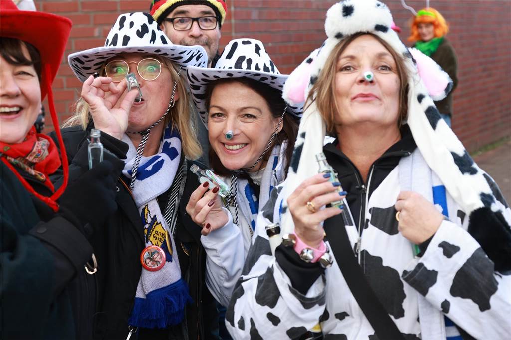 Fotos vom Rosenmontag: So haben die Stadtlohner Narren ihr Sessionsfinale gefeiert Die letzte große Karnevalsparty: 70 Zugnummern sind beim großen Rosenmontagsumzug durch Stadtlohn gefahren – und alle haben zusammen auf den Straßen gefeiert.