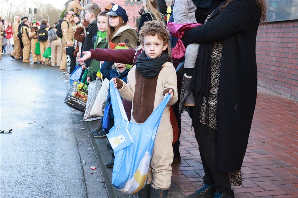 Fotos vom Rosenmontag: So haben die Stadtlohner Narren ihr Sessionsfinale gefeiert Die letzte große Karnevalsparty: 70 Zugnummern sind beim großen Rosenmontagsumzug durch Stadtlohn gefahren – und alle haben zusammen auf den Straßen gefeiert.