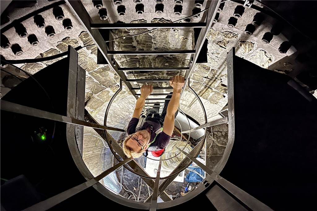 Dortmunds Job mit der besten Aussicht: Gerrit Hecht steigt dem U aufs Dach Die letzte Leiter: Mit ihr klettert Gerrit Hecht in einen dunklen, verrußten Raum, von dem es durch eine kleine Tür auf die Dachterrasse des U geht.