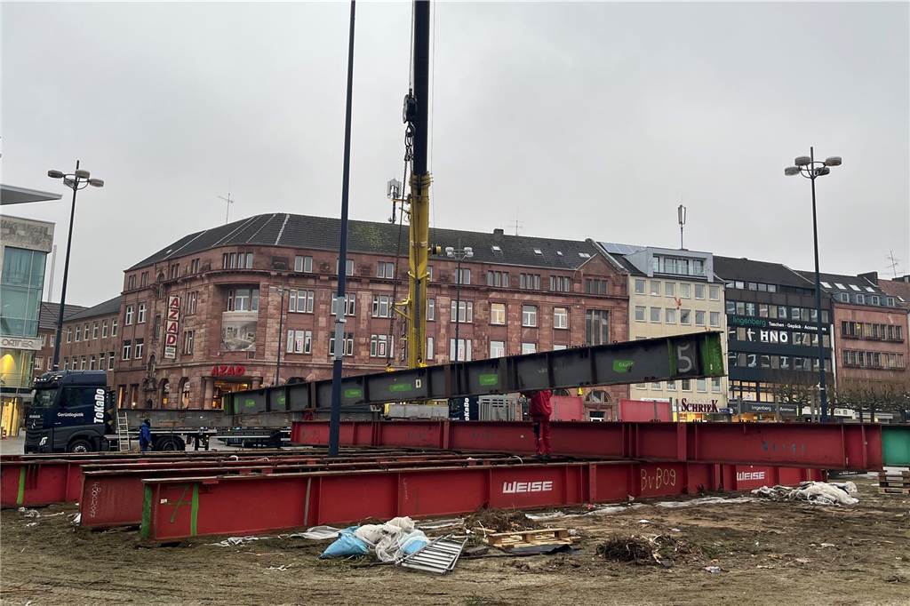 Glatteis sorgt für Probleme auf dem Dortmunder Wochenmarkt Stahlträger auf dem Hansaplatz in Dortmund.