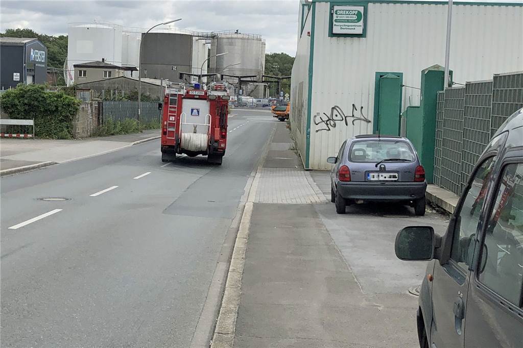 Großbrand am Hafen: Die Polizei hat erste Hinweise auf Brandursache Die letzten Einsatzfahrzeuge der Feuerwehr verließen gegen 11.20 Uhr das Gelände der Firma.