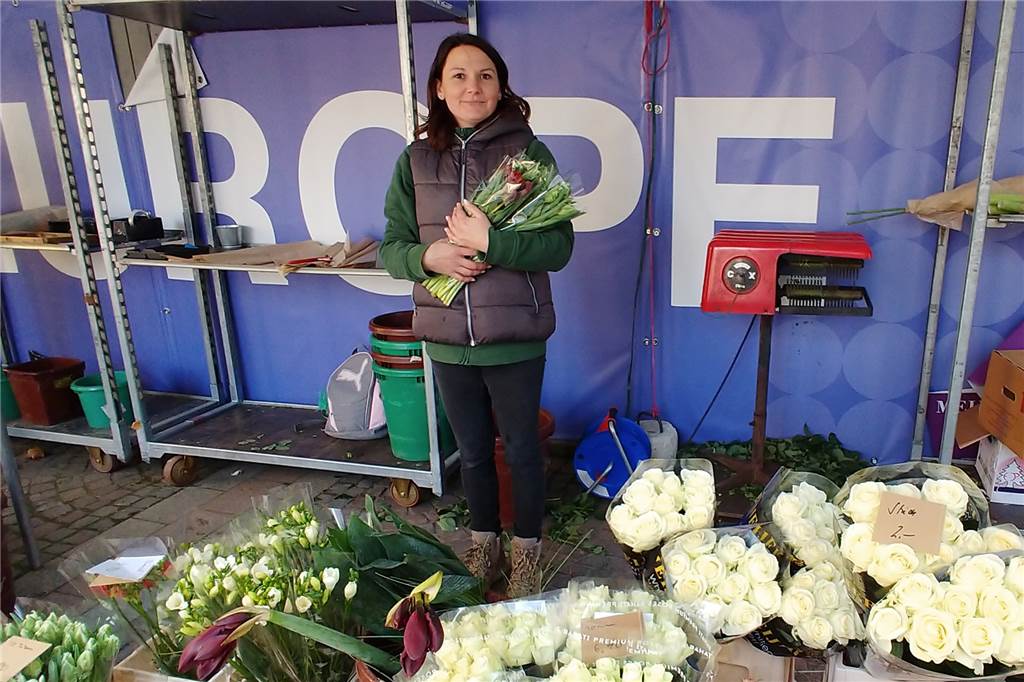 Blumenhändlerin Sabrina Schulze steht am Blumenstand.