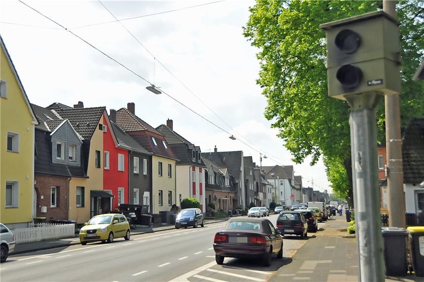 Björn Johannsen kämpft für ein Tempolimit in Castrop-Rauxel Die Leveringhauser Straße in Ickern. Hier gilt Tempo 50. Und hier steht ein Blitzgerät, das jedoch nie im Einsatz ist. „Warum nicht?“ fragt sich nicht nur Björn Johannsen.