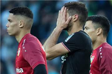 Die Leverkusener Spieler waren nach der Niederlage in Mönchengladbach enttäuscht. Foto: Federico Gambarini