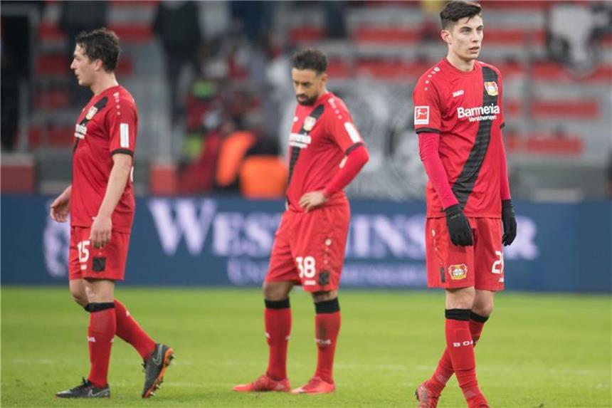 Erst Völler trifft: Bayer hat einen Karnevals-Kater Die Leverkusener um Julian Baumgartlinger, Karim Bellarabi und Kai Havertz (l-r) kassierten eine Heimniederlage. Foto: Bernd Thissen