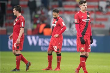 Die Leverkusener um Julian Baumgartlinger, Karim Bellarabi und Kai Havertz (l-r) kassierten eine Heimniederlage. Foto: Bernd Thissen