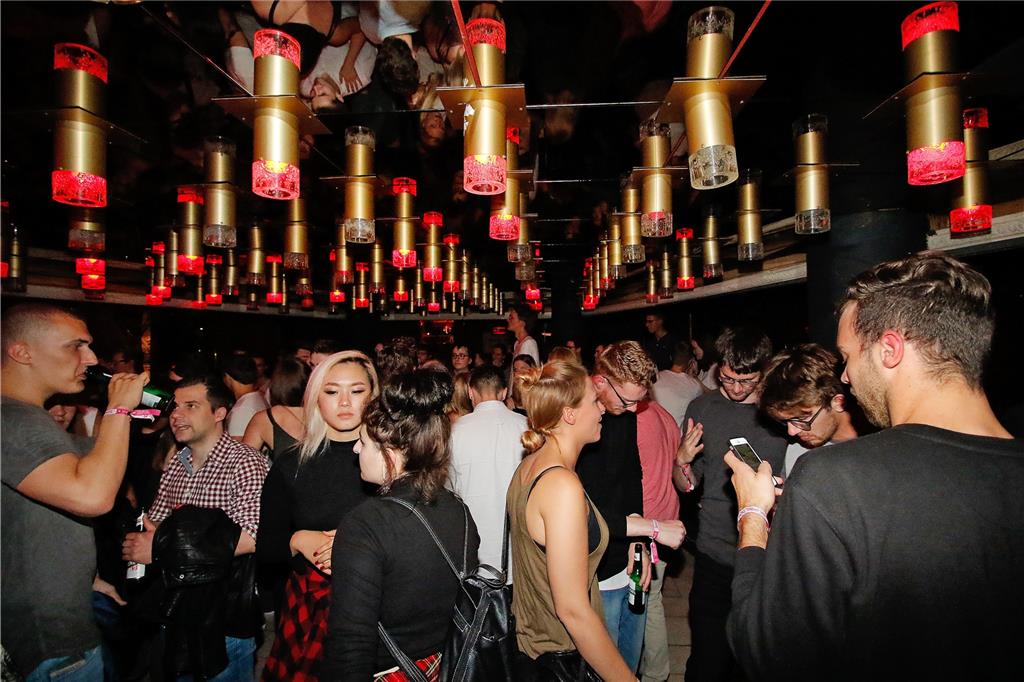 So setzen sich Dortmunds Clubs und Diskotheken für die Umwelt ein Die Lichter der mehr als 40 Jahre alten Spiegeldecke im Oma Doris wurden auf LED umgestellt.