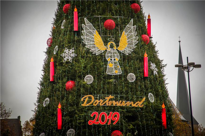 Der Riesen-Weihnachtsbaum in Dortmund ist erleuchtet Die Lichter des größten Weihnachtsbaums der Welt werden angeschaltet.