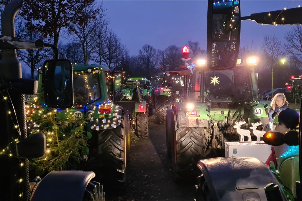 Lichterfahrt: Die Vorfreude auf den Traktor-Korso steigt in Vreden Die Lichterfahrt in Vreden zog im vergangenen Jahr viele Zuschauer an.
