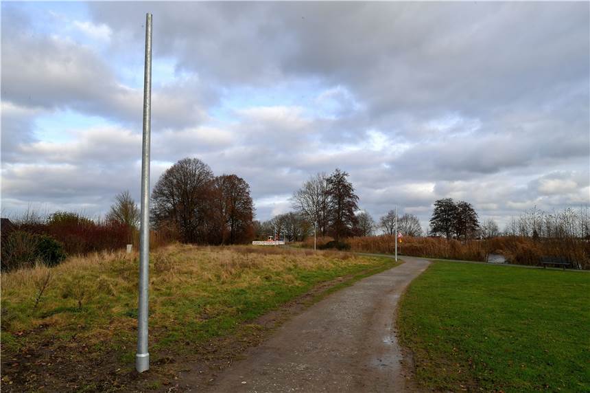 Sportler müssen sich gedulden - vorerst kein Licht an Joggingstrecke Die Lichtmasten stehen bereits seit geraumer Zeit an der Joggingstrecke. Doch Licht gibt es auch in den nächsten Wochen nicht.