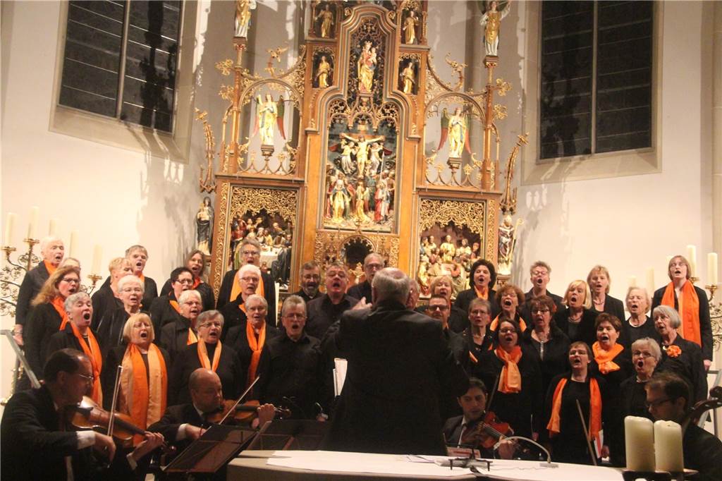 Wie die Sonnetten und die Liederbrücke das Publikum anrührten - auch ohne die Sonnenkinder Die Liederbrücke Selm und die Sonnetten begeisterten die Zuschauer in der Ludgerikirche unter der Leitung von Hans W. Schumacher mit internationalen Weihnachtsliedern.