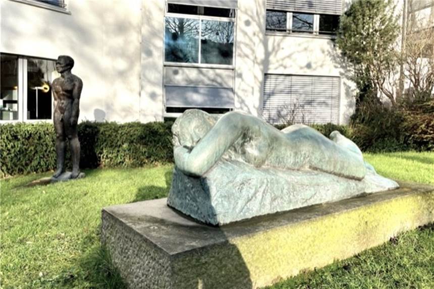 Skulpturen von Bernhard Hoetger ziehen um an einen neuen Standort „Die Liegende" und der „Stehende Mann" sind zurzeit noch vor der gws-Wohnen in Hörde aufgestellt.