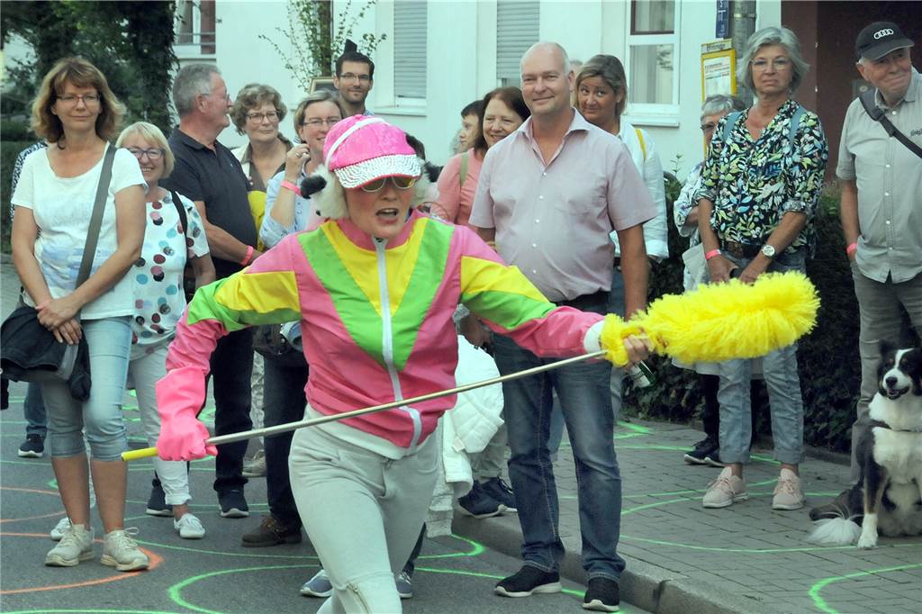 Die Liethstraße machte Rebecca „mit Doppel-C" zu ihrer Bühne, um ein Fitness-Training mit Putzgeräten zu demonstrieren.