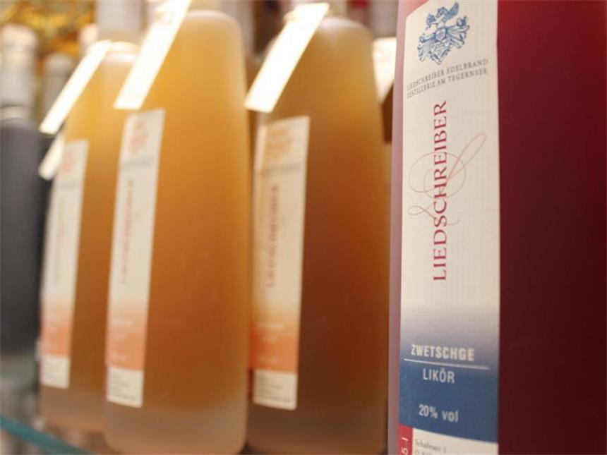 Von Hüten und Hollywood - Tradition am Tegernsee Die Liköre der Liedschreibers können Gäste direkt auf dem Hof probieren. Foto: Lea Sibbel