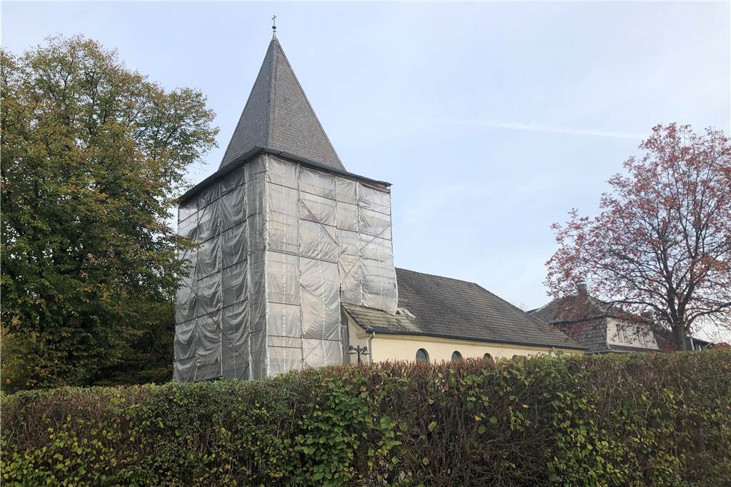 Lindenhorster Kirchturm: Förderverein schlägt Dauerausstellung vor Die Lindenhorster Kirche ist seit vielen Jahren eingerüstet und mit einer Schutzplane versehen