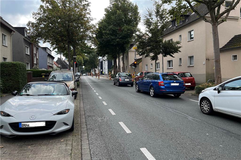 Anwohner sind den Verkehr auf der Bergstraße in Lindenhorst leid Die Lindenhorster Straße, auf der es momentan auch eine Baustelle gibt, ist nach Ansicht der Anwohner stark vom Verkehr belastet