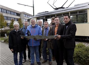Die Linienplaung steht, der Fahrplan für das weitere Vorgehen auch: Am Verwaltungssitz der Vestsichen Straßenbahnen GmbH in Herten führten Verteter des Halterner Bürgerbusvereins und der Vestischen abschließende Gespräche, (v.l.): Michael Reinke, Antonius Wesseler, Werner Mohr (alle Bürgerbusverein), Ralf Siemer (Vestische), Hans Kirschbaum (Bürgerbusverein) Carolin Ostrop (Stadt Haltern), Thomas Krämer (Betriebsleiter Vestische) und Holger Becker (stellvertretender Geschäftsführer).