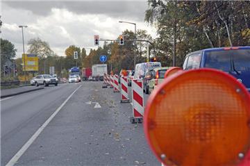 Die Linksabbiegerspur von der Dortmunder Straße in die Kupferstraße ist gesperrt. Und das wird sie wohl auch noch etwas länger als ursprünglich geplant bleiben.
