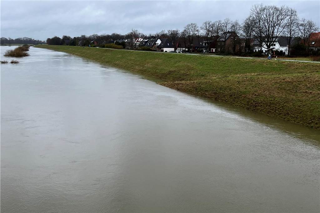 Grundwasser drückt in Keller von Dorstener Familie: „Ich habe geheult“ Die Lippe steht nach den Regenfällen der letzten Wochen sehr hoch. Direkt dahinter liegt die Wasserstraße in Hervest.