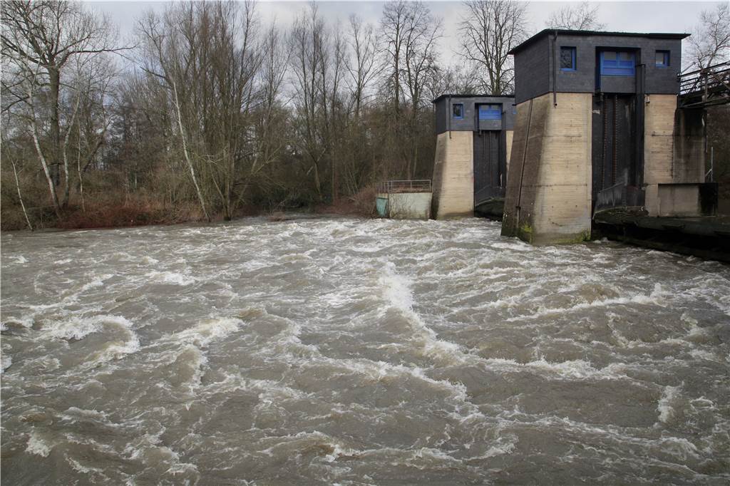 Sturm und Hochwasser: Wetter-Tumult erwartet Menschen in Lünen und Selm Die Lippe und auch kleinere Bäche in Lünen, Selm und Olfen schwollen nach dem Dauerregen vom 5. und 6. Februar deutlich an - und wurden streckenweise zu reißenden Fluten.