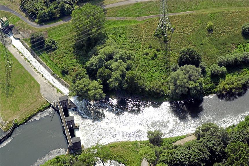 Bitter für die Mitarbeiter - aber gut für die Umwelt Die Lippe von oben: Das Bild zeigt den Bereich, in dem das Steag-Kühlwasser in den Fluss eingeleitet wird.