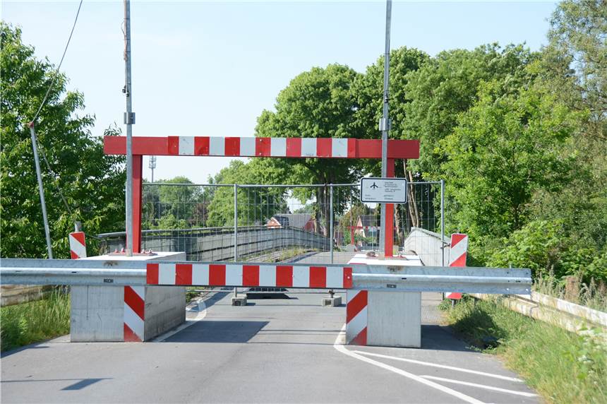 Scheidender Landrat Cay Süberkrüb zeigt sich „irritiert über Vorwürfe aus Olfen“ Die Lippebrücke in Ahsen ist seit mehr als eineinhalb Jahren komplett gesperrt.