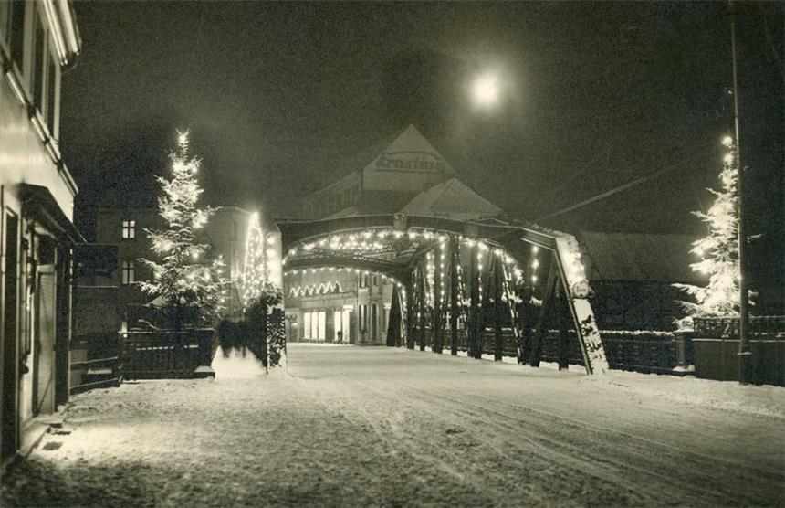 Die Lippebrücke Lange Straße im Lichterglanz. Es ist das Vorgängerbauwerk der heutigen Brücke. Nach Angaben des Stadtarchivs, aus dessen Beständen dieses Bild stammt, ist es um 1936 entstanden. Der Fotograf ist unbekannt.