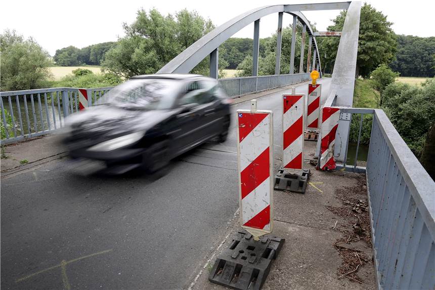 Fahrbahnschwellen und Tonnen-Begrenzung: Vinnumer Brücke wird gesperrt Die Lippebrücke zwischen Datteln und Olfen-Vinnum wird für einen Tag gesperrt.