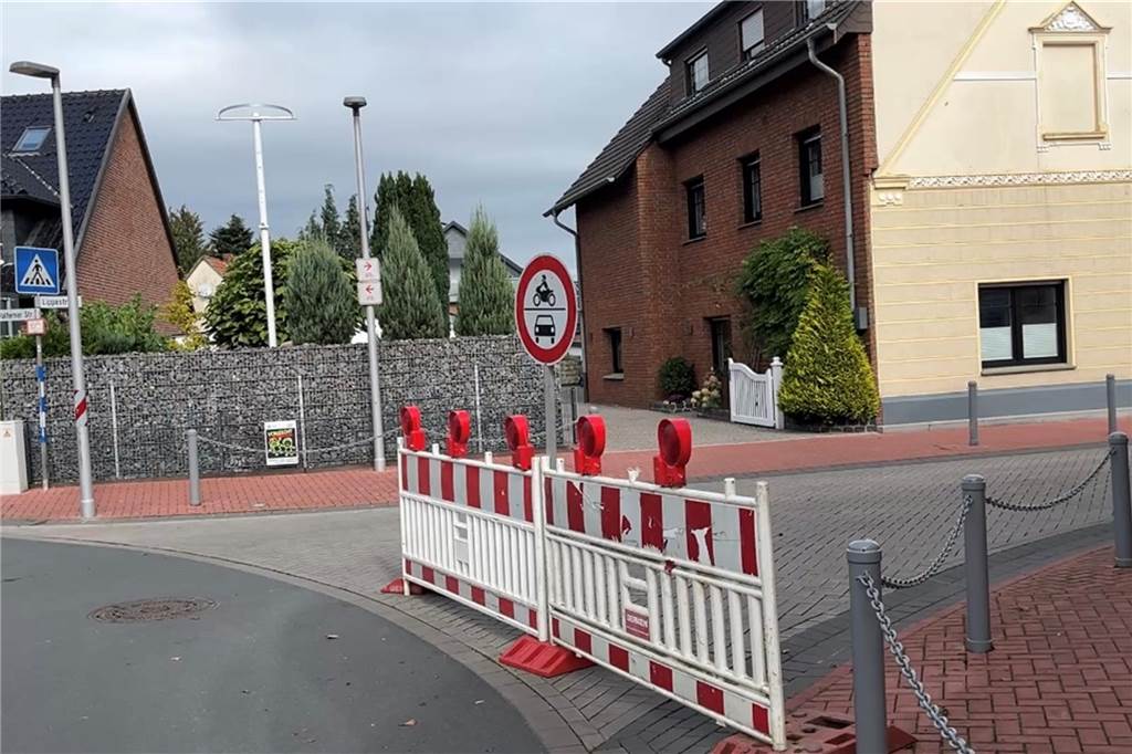 Lippestraße in Ahsen: Die nächste Voll-Sperrung steht bevor Eine Sperrbake in Ahsen