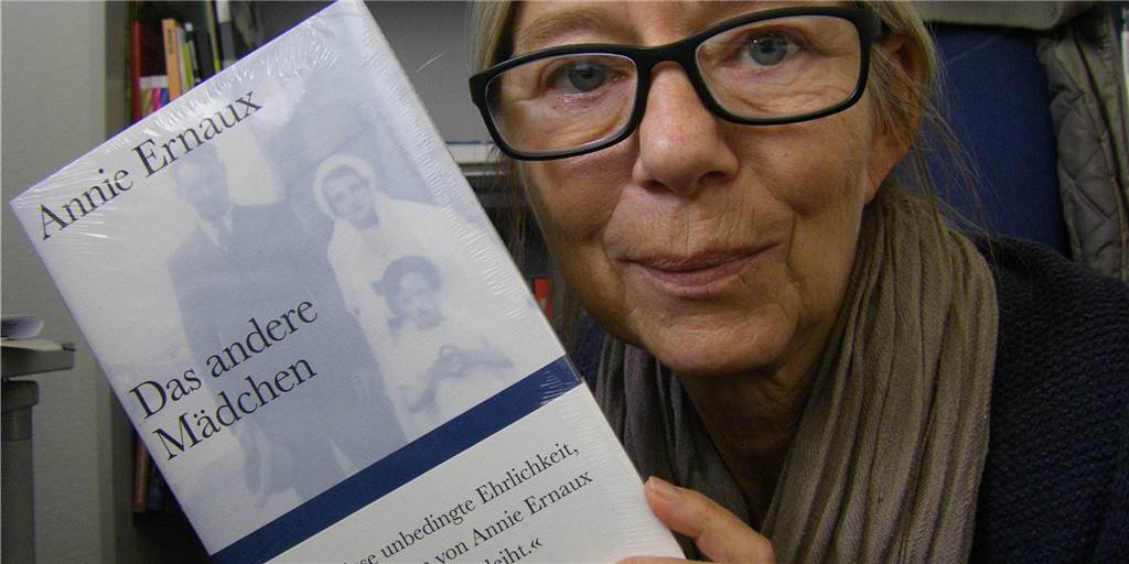 Buchtippp: Annie Ernaux schreibt ihrer toten Schwester einen Brief Die Literaturnobelpreisträgerin Annie Ernaux hat sich in „Das andere Mädchen“ wieder mit ihrer Familiengeschichte auseinandergesetzt, erzählt Buchrezensentin Britta Helmbold.