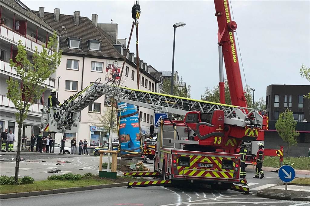 Schwerer Unfall am Hörder Bahnhof: Linienbus sorgt für ein Bild der Verwüstung Die Litfaßsäule, die der Bus erwischt hatte, musste mit einem Feuerwehrkran geborgen werden.