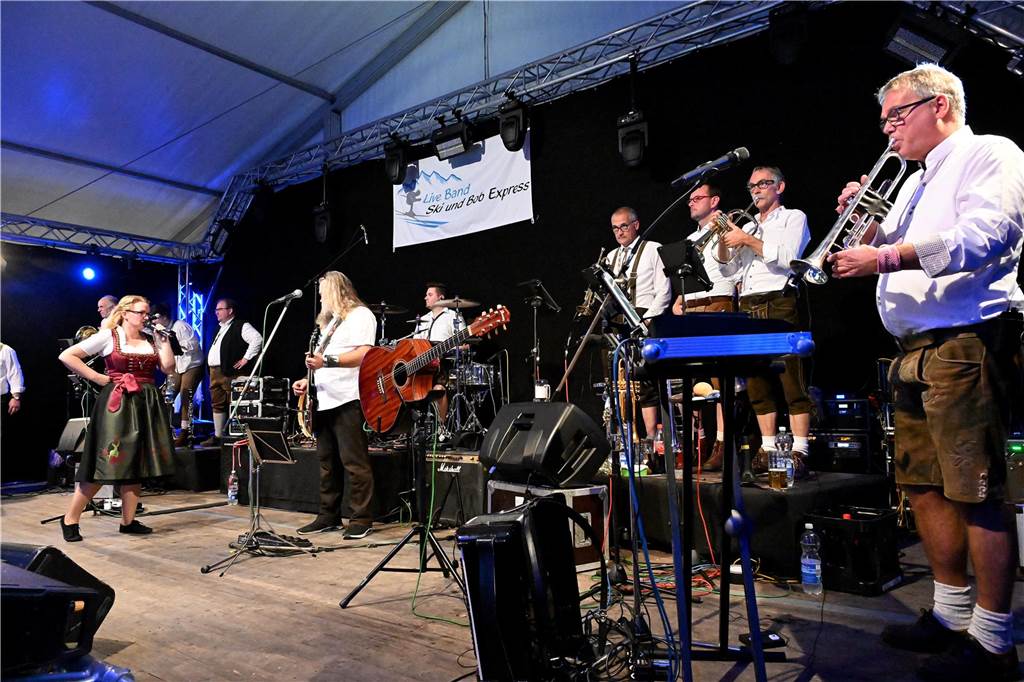 Die Band steht auf der Bühne