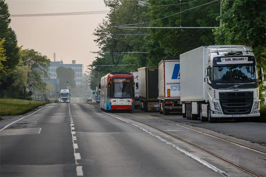 Parkende LKW bleiben Problem Die LKW dürfen nicht auf dem Geh- und Radweg stehen, tun es aber trotzdem: Erscheint die Bahn, geraten die Radler schnell in brenzlige Situationen.