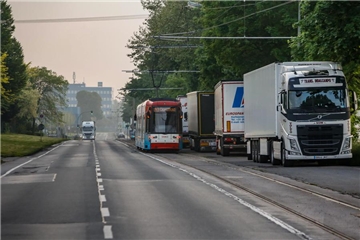 Die LKW dürfen nicht auf dem Geh- und Radweg stehen, tun es aber trotzdem: Erscheint die Bahn, geraten die Radler schnell in brenzlige Situationen.