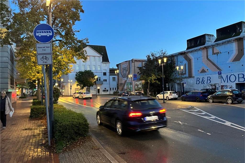Sieben Orte: Fahrlehrer Matthias Müller weiß, wo Autofahrer Fehler machen Die Lönsstraße führt genau auf den Taxistand in der Castrop-Rauxeler Altstadt zu. Autos müssen die Insel, anders als der schwarze Passat im Bild, von rechts umfahren. Links sind nur Busse, Taxen und Fahrräder erlaubt.