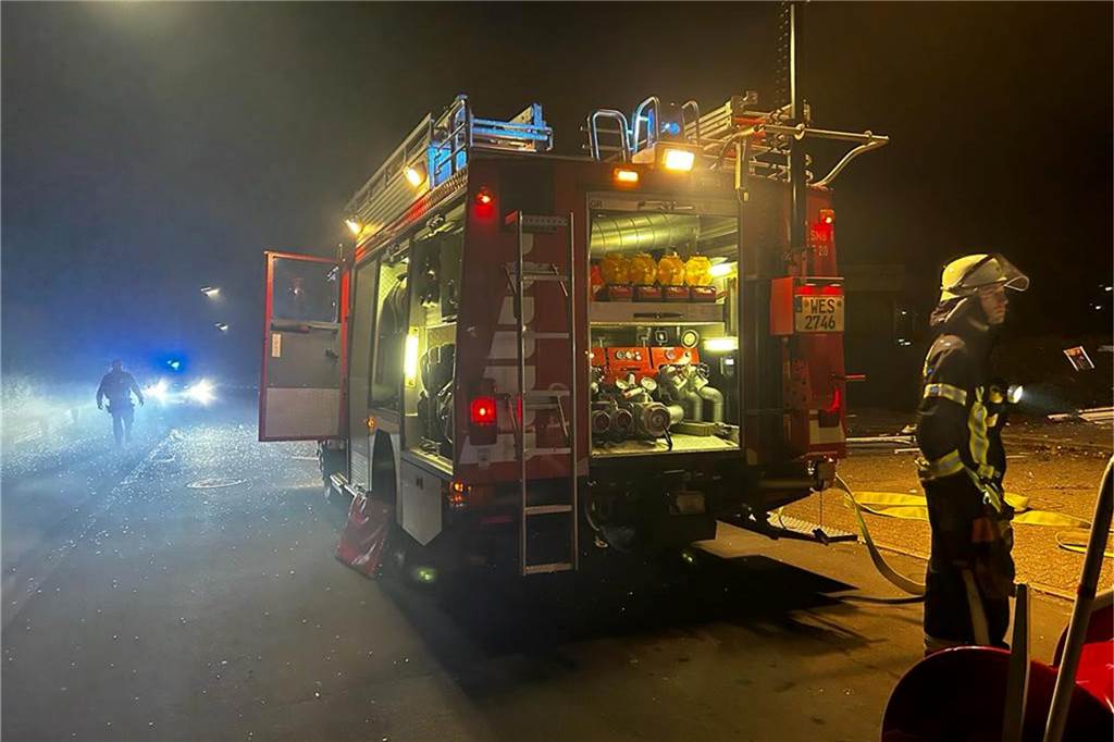 Geldautomat gesprengt – Volksbank-Filiale völlig zerstört Die Löschzüge Schermbeck und Altschermbeck waren nach der Explosion in der Volksbank-Filiale am "Kerkerfeld" im Einsatz.