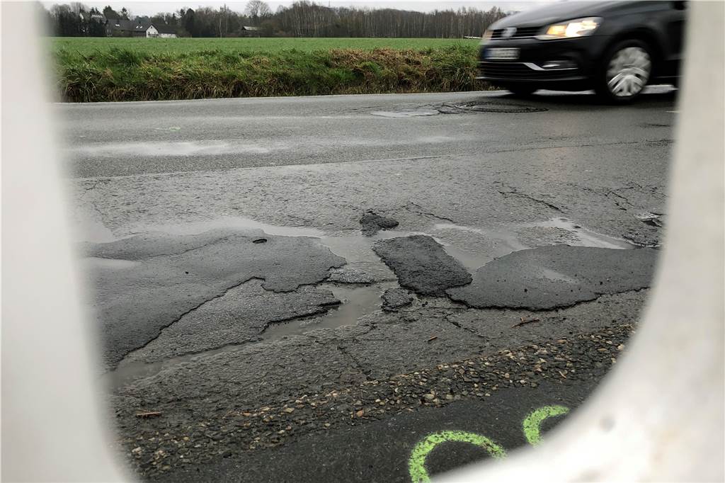 Die dritte Großbaustelle kommt und sorgt für drei Kilometer Umweg Die Löttringhauser Straße ist in keinem guten Zustand. Die Stadt Dortmund verlegt in den kommenden drei Monaten eine neue Asphaltdecke. Dafür muss die Straße auf 600 Metern komplett gesperrt werden.