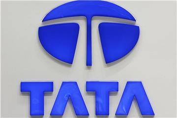 Die Logos der Konzerne Tata und Thyssenkrupp. Foto: Marijan Murat/Roland Weihrauch/Archiv