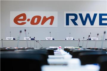 Die Logos von RWE und Eon. Foto: Rolf Vennenbernd/Archiv