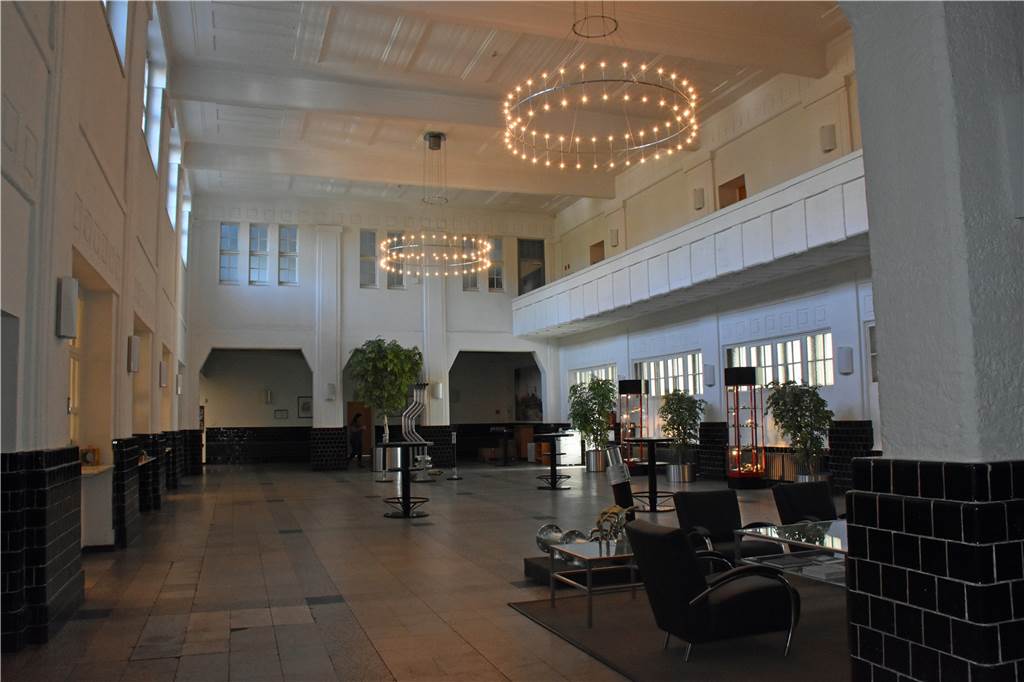 Eine Idee, die verrückt klang: Wie aus Zeche Hermann Interhydraulik wurde Die Lohnhalle der Zeche: Wo heute der Empfangsbereich des Unternehmens Interhydraulik ist, bekamen die Bergleute einst ihr Geld. Der Fußboden, die Kacheln und auch ein Teil der Deckenbemalung sind noch original erhalten.