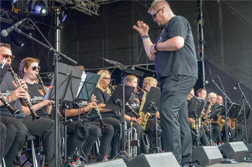 Die lokale Feuerwehrkapelle der Gemeinde Wacken eröffnete auch dieses Jahr das Metalfestival. Foto: Axel Heimken