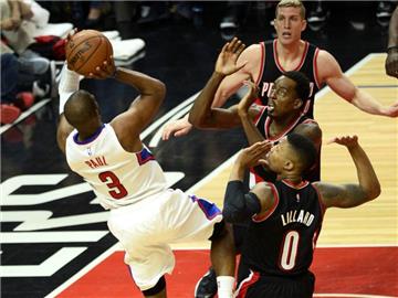 Die Los Angeles Clippers müssen in den restlichen Playoffs wohl ohne Chris Paul (l) auskommen. Foto: Paul Buck