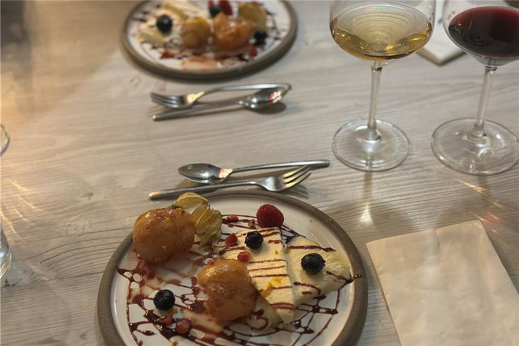 Griechischer Wein und Kartoffeln aus Omas Küche: Menükarussell im Yamas Loukoumades mit Parfait.